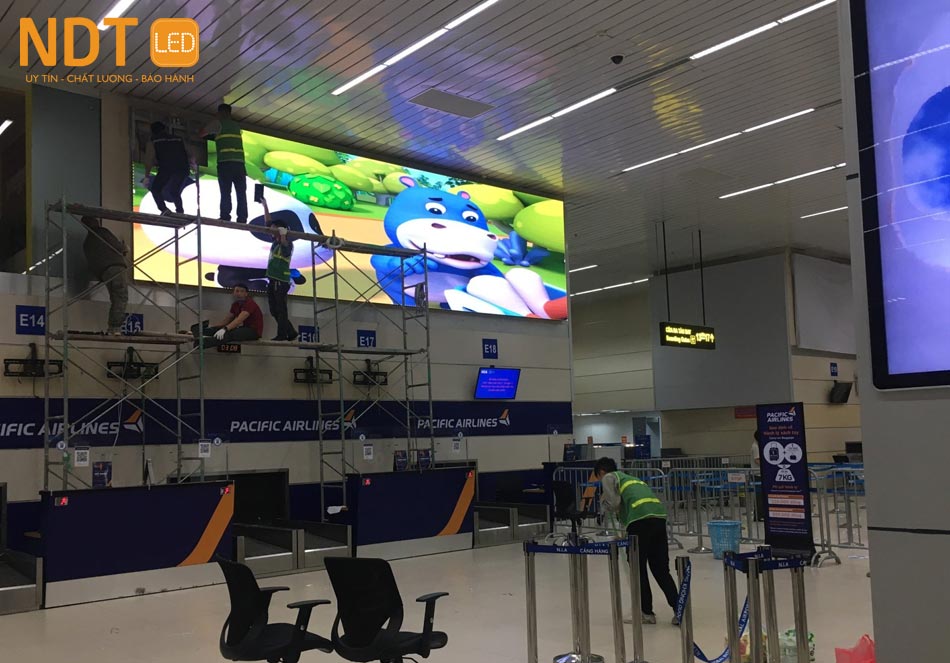 NDT LED thực hiện lắp đặt hoàn thiện màn hình led tại sân bay 